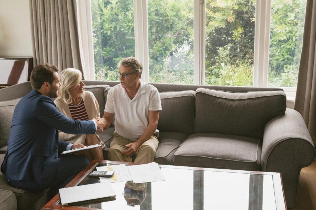 Agent immobilier avec client pour etats des lieux